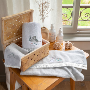 Câline Embroidered Organic Cotton Bath Towel - Carré Blanc Canada